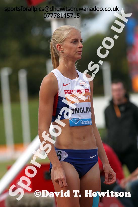 Hannah England before the start of the 800 metres at the Sainsbury's Birmingham Grand Prix. Photos: David T. Hewitson/Sports for All Pics